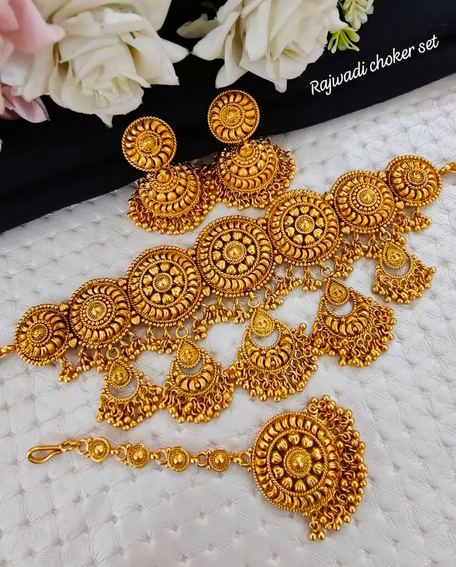 Gold looks like choker set
